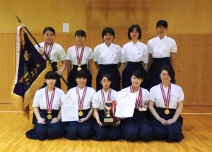 第27回近畿高等学校なぎなた選手権大会の優勝メンバー。13年ぶり2度目の優勝を飾りました。